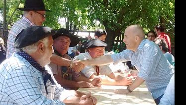 GAUCHO. Ducoté comió asado con la “Guardia de los Cerrillos”..
