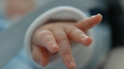 PEDIDO. La bebé quedó sin su madre y necesita ayuda..