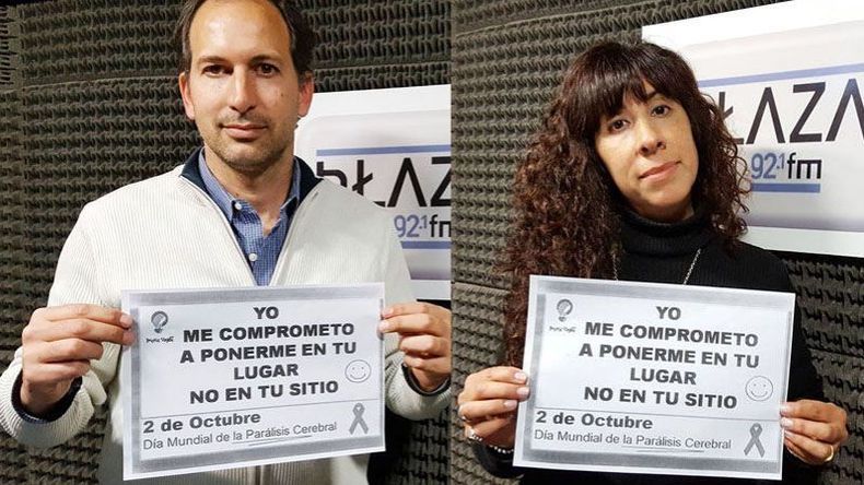 YO ME COMPROMETO.. Los periodistas Maximiliano Domenech y Mariela Reynoso se sumaron a la campaña por el Día Mundial de la Parálisis Cerebral..