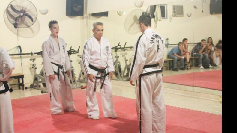 EN CLASE. Campos mira atento al maestro Grispino y su instructor Patrone..