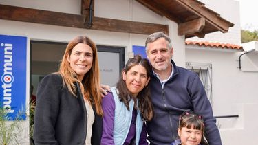 Soledad Peralta y Federico Achával en el nuevo Punto Muni de Villa Astolfi.