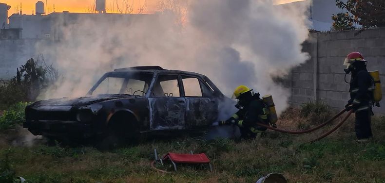 Los Bomberos de Del Viso combatiendo las llamas.