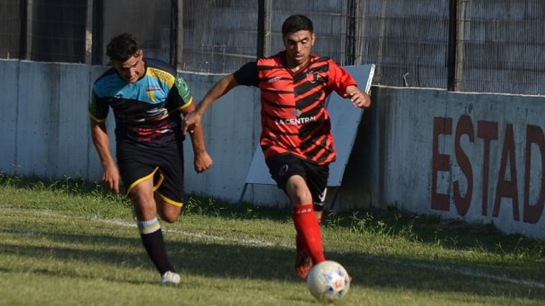 Riquelme escapa a la marca de un rival. El Rojinegro desperdició muchas chances..