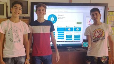 ACTIVOS. Un grupo de alumnos muestra cómo funciona la aplicación..