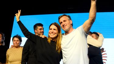 DEDOS EN V. Soledad Peralta y Federico Achával, esta noche, celebraron el triunfo electoral en Pilar.&nbsp;