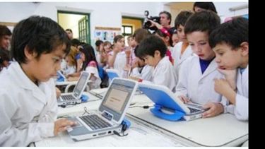 CONECTADOS. Las netbooks se entregan a alumnos y docentes..