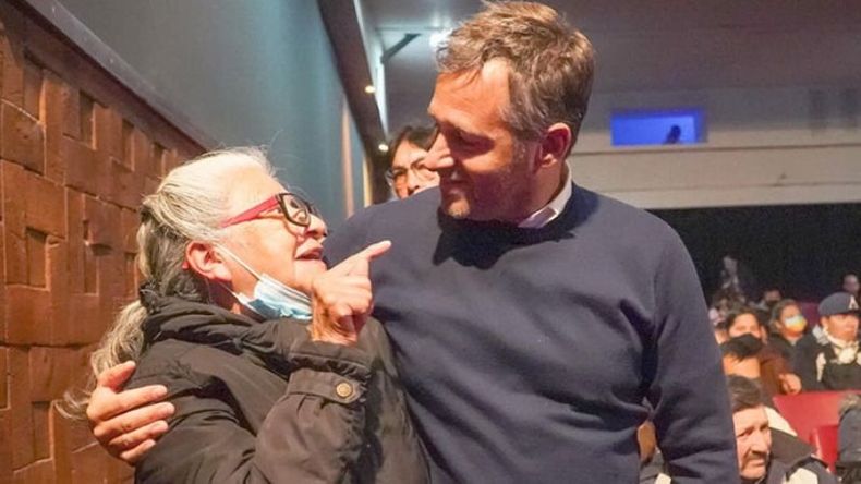 ENTREGA. Achával participó del acto en el teatro Ángel Alonso junto a los vecinos..