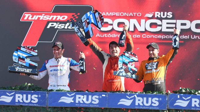 DESAHOGO. Vázquez festeja en el podio un triunfo muy esperado en el Turismo Pista.