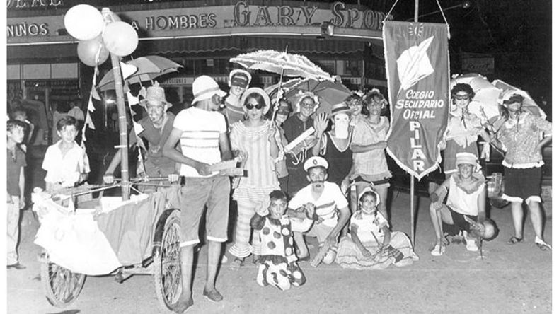 ALEGRÍA PURA. Alumnos del Colegio Tratado del Pilar festejan en la Plaza 12 de Octubre durante el carnaval del 67..