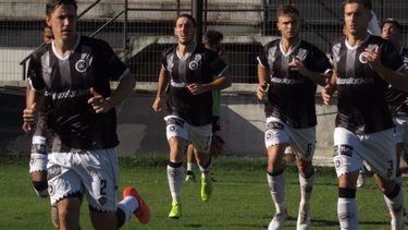 Real Pilar debía enfrentarse mañana a Español. El encuentro iba a marcar el debut del nuevo DT, Marcelo Raya. .