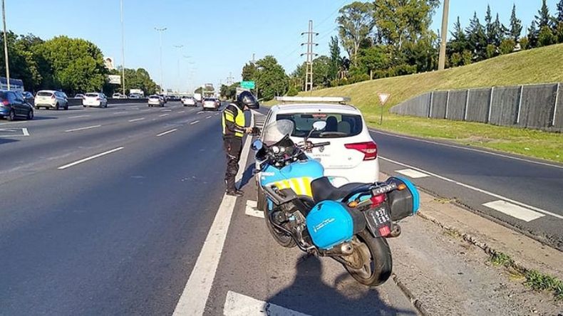Mientras patrullaban, nuestros agentes divisaron a un conductor que circulaba por la banquina sin hallarse en emergencia. Lo detuvieron, verificaron la documentación y labraron el acta correspondiente.  AU Panamericana, KM 22. #ElControlSalvaVidas. Seguridad Vial / @InfoSegVial..