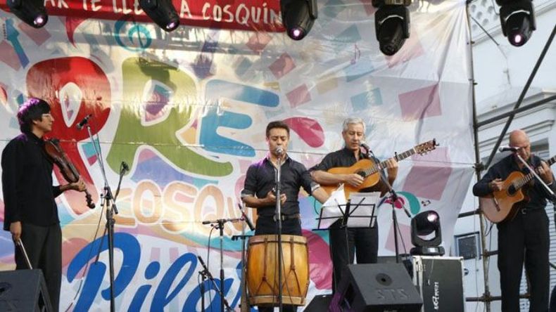PRE COSQUÍN. En la plaza de Pilar se llevaron a cabo ayer las finales del concurso que llevará a artistas locales al tradicional festival..