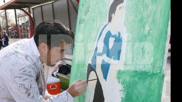 (ALE CANO). Artista plástico pintó a Barovero durante el partido. El cuadro fue firmado por todos los jugadores que participaron de la jornada solidaria..