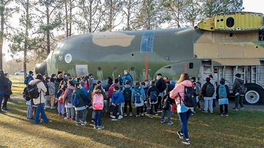 En el día de hoy recibimos a los alumnos de la Escuela Nº 1 de General Rodríguez, quienes participaron de una visita guiada en el Cenotafio de Malvinas. Pilar Turismo / @PilarTurismo..