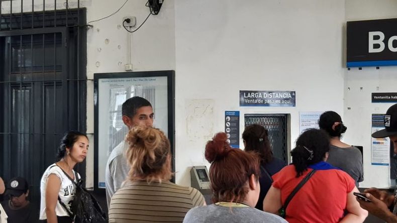En la estación se habilitó una sola ventanilla..