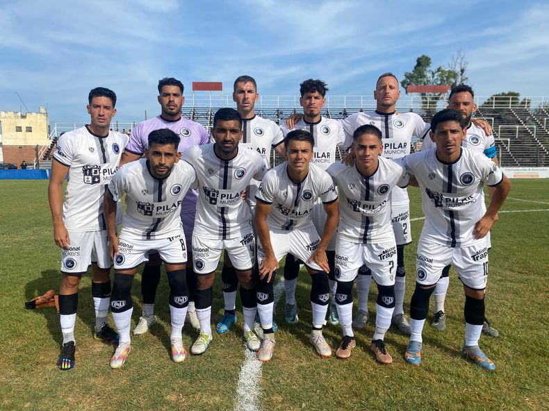 EQUIPO. El once inicial de Real Pilar que debutó el domingo en Gerli.