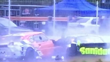 El auto de Videle, de costado en la recta, recibe el impacto justo en la puerta..