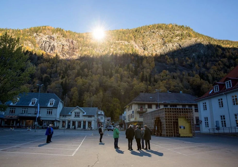 Vecinos reunidos al sol en la plaza principal de Rjukan. (Reuters)..webp