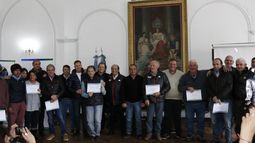 PUEBLO FIERRERO. Todos los homenajeados posan con los diplomas a la trayectoria deportiva..