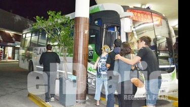 Pasajeros a punto de subir al Pilar Express, anoche, en la terminal local. Varios se vieron sorprendidos por el aumento..