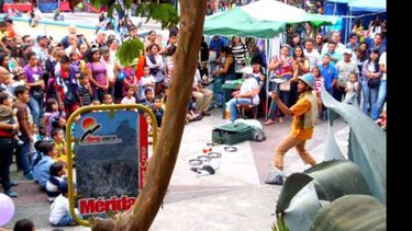 Nicolás Godoy haciendo malabares en una plaza de Venezuela.