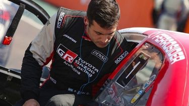 Azar y su Lexus listos para correr en La Rioja.