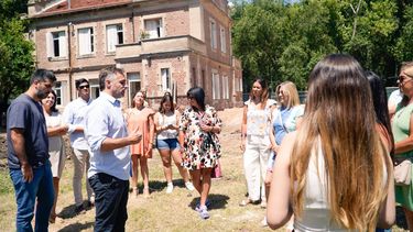 PELLEGRINI. La semana pasada Achával recorrió la obra con directoras de escuelas.