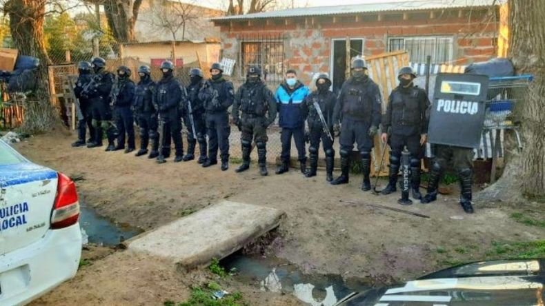 Los allanamientos tuvieron lugar esta mañana en dos viviendas del barrio El Faro y Pinazo. Foto @juancaimpacto.