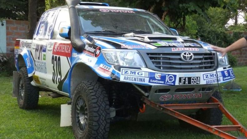 La Hilux, lista para ser remolcada hasta Paraguay..