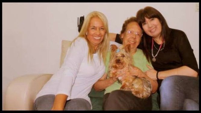 MADRE E HIJAS. Estela, Victoria y Norma, en una foto familiar. .