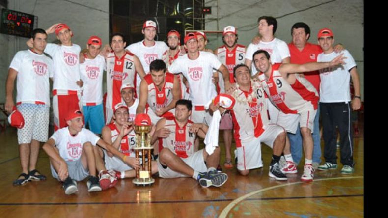 El plantel con las gorras y remera de Campeones 2013, y la copa del Clausura..