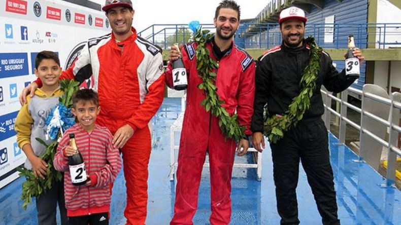 CHAMPÁN. César Vázquez festeja, tras ser 3º en la TC1000..