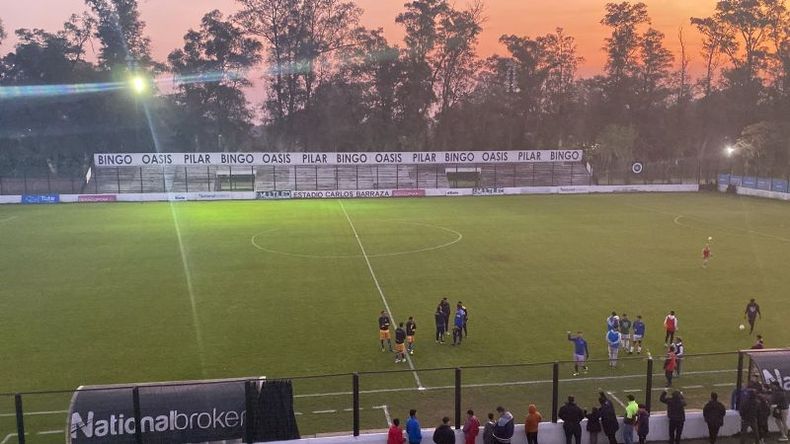 ATARDECER. Los jugadores calentaban mientras esperaban si se jugaba el partido..
