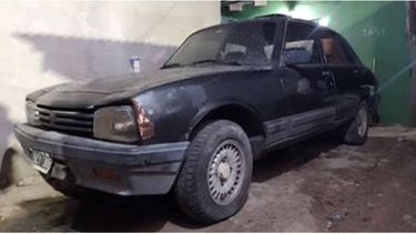 Me robaron el auto recién (por ayer a la tarde) en Pedro Lagrave 939, a una cuadra de Ponce de León. Peugeot 504 gris oscuro patente SCY – 306. Comunicarse al 113887-9147. Adrián Álvarez..