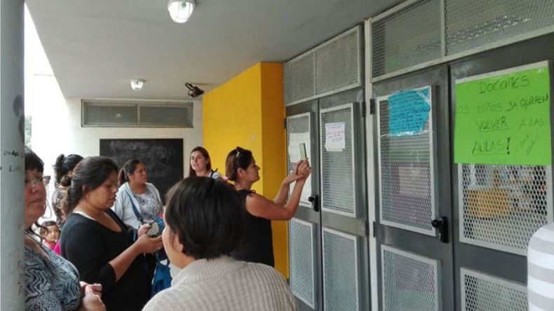 PEGATINA. Los padres pegaron carteles en la entrada pidiendo el inicio de clases. .