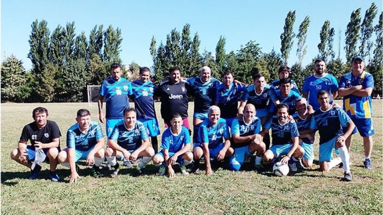 CAMPEONES. La Amistad +42 se quedó con la Copa de Oro 2021. .