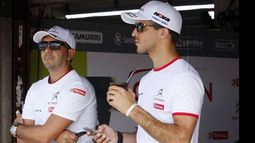 CLASE 3. Rossi toma mate y espera ir a la pista con el C4 Lounge..