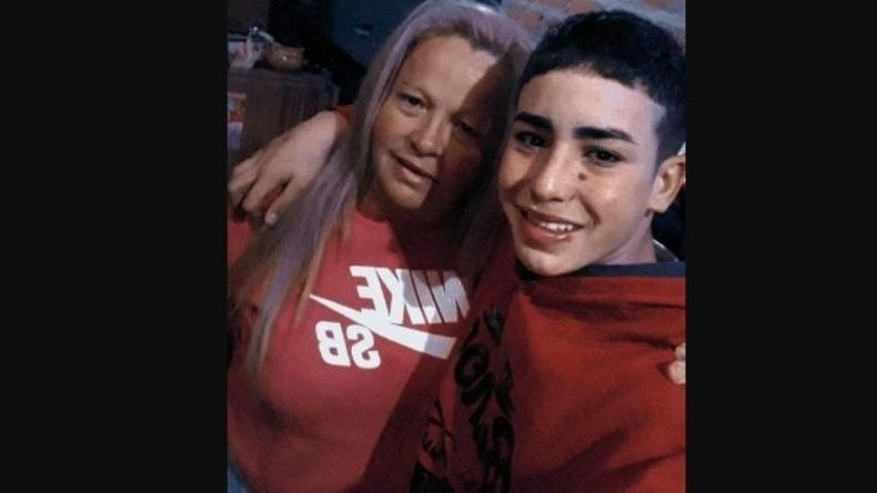 Martín Méndez, junto a su madre (foto Nayla Álvarez)..