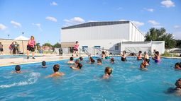 ACTIVIDAD. Los vecinos y vecinas hacen aquagym en los Clubes Municipales.