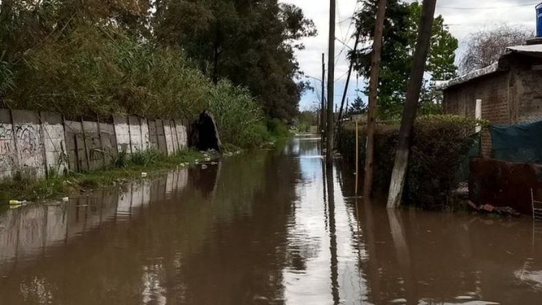 Calle anegada en el bario Villa Verde de Pilar. .