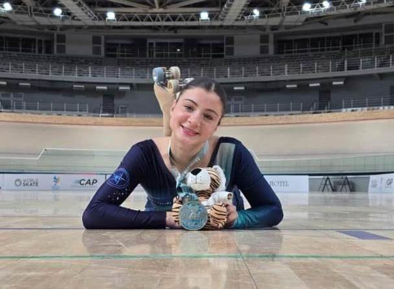 CAMPEONA. Valentina Piccoli posa con la medalla de oro y la mascota del Nacional Absoluto.