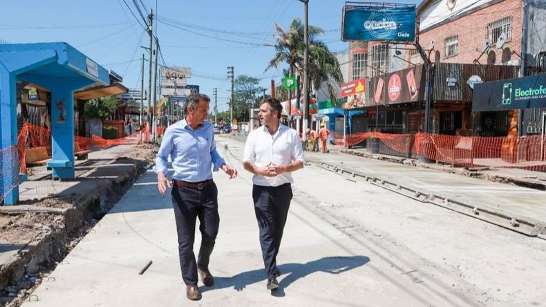 CAMINANTES HAY CAMINOS. El ministro Katopodis recorrió la obra junto a Achával. .