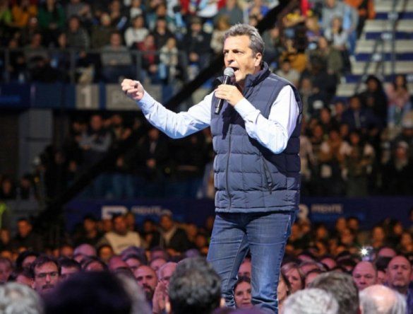 ENFÁTICO. Sergio Massa habló desde un escenario circular a unos 12 mil militantes. &nbsp;