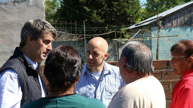 El ministro de Hacienda, Prat-Gay, y el intendente de Pilar, Ducoté, esta mañana en el barrio Peruzzotti..