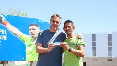 VECINOS. Achával entregó los carnets a los primeros socios del club.