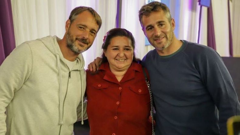 ABRAZO. Laurent y Achával con una de las beneficiarias..