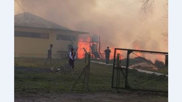 CON CELULARES. Los estudiantes registraron el incendio..