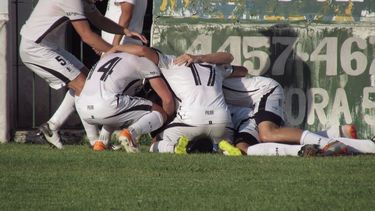 Los jugadores de Real Pilar festejan la clasificación a la final. .
