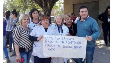 DECISIÓN. Los trabajadores, junto a Ortega Sanz, tras el rechazo a la propuesta..