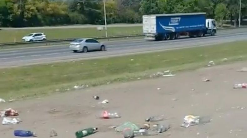 Basura, botellas y restos de comida, el después de los pic nics en Panamericana. .